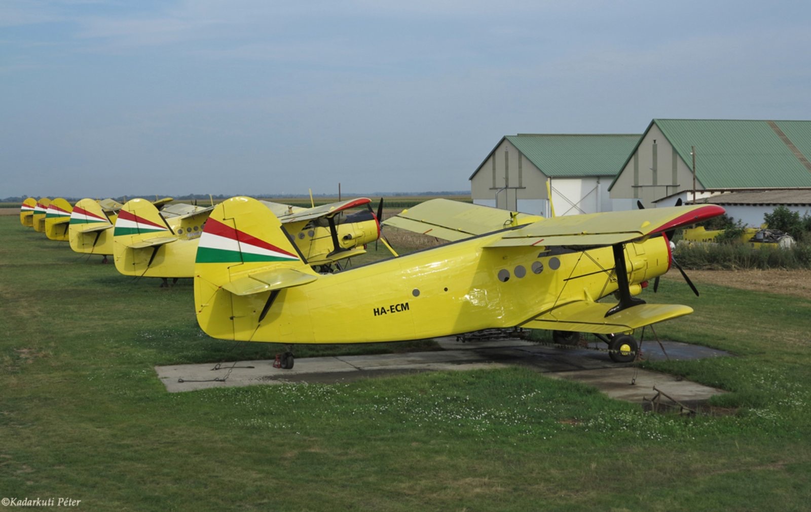 Hat AN-2-es, nyűgözőhelyükön